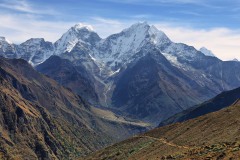 Thamserku mountain views